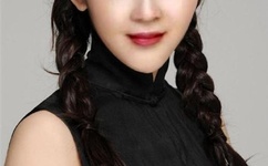 美女脱了内裤打开腿让男人玩